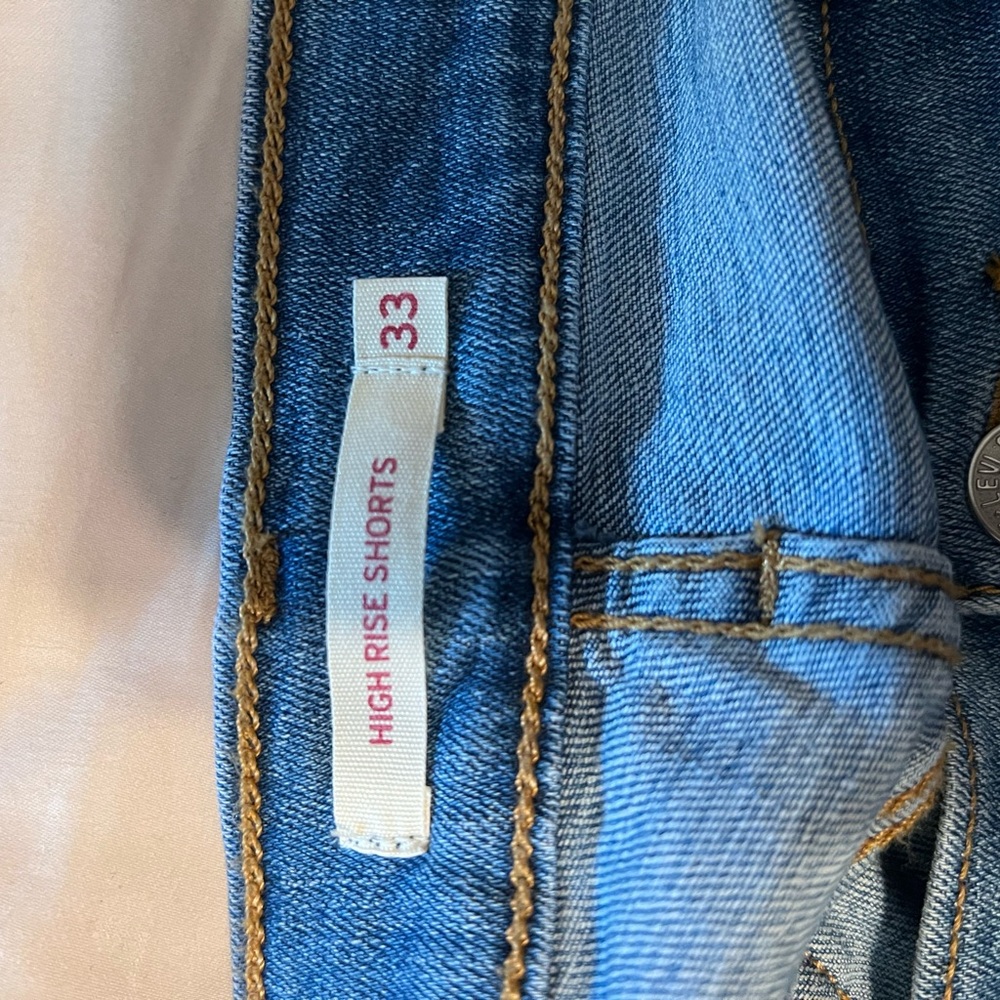 High Rise Levi’s Shorts - Picture 3 of 3